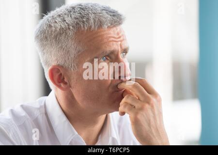Dresden, Deutschland. 02 Mai, 2019. Matthias Berger, der Pressesprecher der Freien Wähler, sitzt in seinem Sitz während einer Pressekonferenz im Sächsischen Landtag. Auf der Pressekonferenz wurde eine Migration Einschränkung für die sächsischen Städte Leipzig und Dresden vorgestellt, unter anderem. Credit: Sebastian Kahnert/dpa-Zentralbild/dpa/Alamy leben Nachrichten Stockfoto
