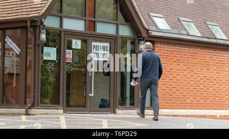 Brentwood, Essex, Großbritannien. 2. Mai 2019 Gemeinderat wahlen Wahllokal in Brentwood Essex. Der Wähler in den Wahllokalen bei Christ Church Warley, Brentwood, Essex Credit: Ian Davidson/Alamy leben Nachrichten Stockfoto