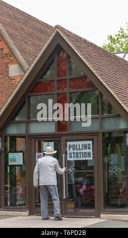 Brentwood, Essex, Großbritannien. 2. Mai 2019 Gemeinderat wahlen Wahllokal in Brentwood Essex. Der Wähler in den Wahllokalen bei Christ Church Warley, Brentwood Essex Credit: Ian Davidson/Alamy leben Nachrichten Stockfoto