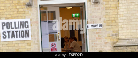 Brentwood, Essex, Großbritannien. 2. Mai 2019 Gemeinderat wahlen Wahllokal in Brentwood Essex Wahllokal Brentwood an der Römisch-katholischen Kathedrale mit pollling Agent. Credit: Ian Davidson/Alamy leben Nachrichten Stockfoto