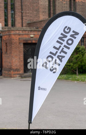 Brentwood, Essex, Großbritannien. 2. Mai 2019 Gemeinderat wahlen Wahllokal in Brentwood Essex Polling Zeichen in St. Georges Kirche Brentwood Quelle: Ian Davidson/Alamy leben Nachrichten Stockfoto