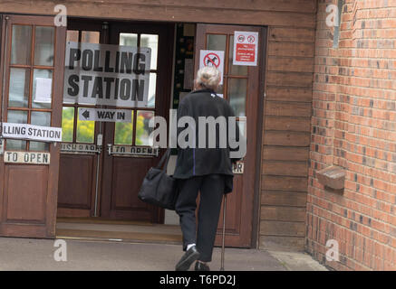 Brentwood, Essex, Großbritannien. 2. Mai 2019 Gemeinderat wahlen Wahllokal in Brentwood Essex Wähler in den Wahllokalen in der St. Georges Kirche Brentwood Essex Credit: Ian Davidson/Alamy leben Nachrichten Stockfoto