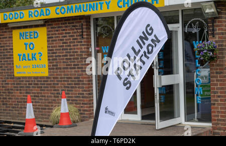 Brentwood, Essex, Großbritannien. 2. Mai 2019 Gemeinderat wahlen Wahllokal in Brentwood Essex Wahllokal Zeichen an doddinghurst Straße Gemeinschaft Kirche Brentwood, Essex Credit: Ian Davidson/Alamy leben Nachrichten Stockfoto