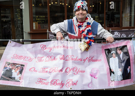 Windsor, Großbritannien. Zum 2. Mai, 2019. Gut - Königliche superfan Johannes Loughrey, 64 bekannt, wartet gegenüber von Schloss Windsor für die bevorstehende Geburt des ersten Kindes des Herzogs und der Herzogin von Sussex. Er hat zwei Banner vorbereitet, eine Rosa für die Geburt einer Tochter und eine blaue für die Geburt eines Sohnes. Credit: Mark Kerrison/Alamy leben Nachrichten Stockfoto