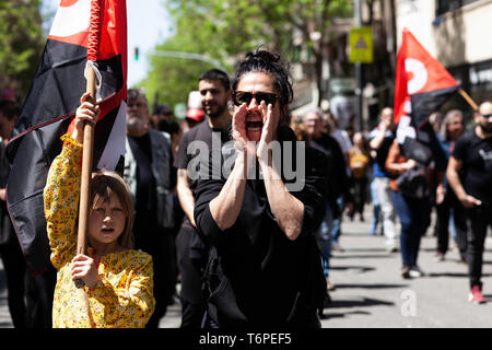 Barcelona, Espanha. 01 Mai, 2019. Tausend Menschen hatten auffällig wurde am Morgen des 1. Mai im Stadtteil Sants Rubrik Spanien Platz vor Hotel Plaza Catalonia protestieren für die schlechten Bedingungen der Arbeit ihrer Mitarbeiterinnen und Mitarbeiter. Barcelona 2019 Mai 1. Credit: Nicolò Ongaro/FotoArena/Alamy leben Nachrichten Stockfoto