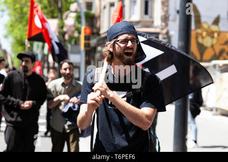 Barcelona, Espanha. 01 Mai, 2019. Tausend Menschen hatten auffällig wurde am Morgen des 1. Mai im Stadtteil Sants Rubrik Spanien Platz vor Hotel Plaza Catalonia protestieren für die schlechten Bedingungen der Arbeit ihrer Mitarbeiterinnen und Mitarbeiter. Barcelona 2019 Mai 1. Credit: Nicolò Ongaro/FotoArena/Alamy leben Nachrichten Stockfoto