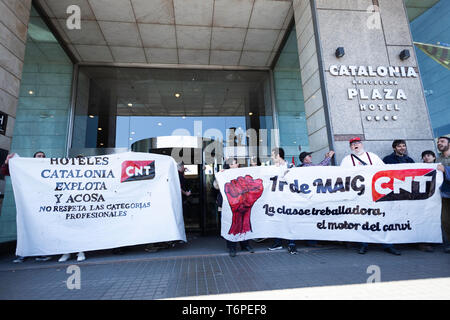 Barcelona, Espanha. 01 Mai, 2019. Tausend Menschen hatten auffällig wurde am Morgen des 1. Mai im Stadtteil Sants Rubrik Spanien Platz vor Hotel Plaza Catalonia protestieren für die schlechten Bedingungen der Arbeit ihrer Mitarbeiterinnen und Mitarbeiter. Barcelona 2019 Mai 1. Credit: Nicolò Ongaro/FotoArena/Alamy leben Nachrichten Stockfoto