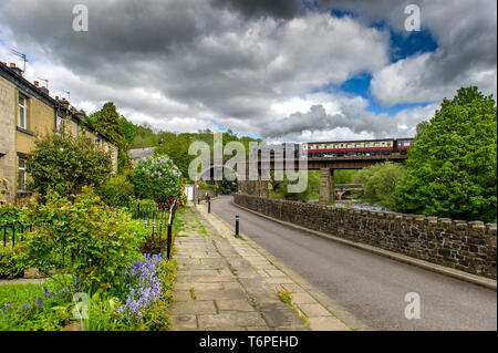 Summerseat in der Nähe von Bury, Lancashire. 2. Mai 2019. UK Wetter: Schöne, große Wolken und blauer Himmel über dem Dorf Summerseat in der Nähe von Bury, Lancashire. Die freiwillige Run East Lancashire Eisenbahn fährt regelmäßig in Steam Train Service über den Fluss Irwell Viadukt der Stadt von Rawtenstall. Bild von der Credit: Paul Heyes/Alamy leben Nachrichten Stockfoto