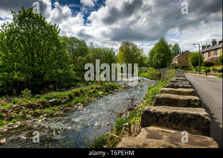 Summerseat in der Nähe von Bury, Lancashire. 2. Mai 2019. UK Wetter: Schöne, große Wolken und blauer Himmel über dem Dorf Summerseat in der Nähe von Bury, Lancashire. Die freiwillige Run East Lancashire Eisenbahn fährt regelmäßig in Steam Train Service Über das Viadukt der Stadt von Rawtenstall. Der Blick auf den Fluss Irwell, fließt an das Dorf. Bild von der Credit: Paul Heyes/Alamy leben Nachrichten Stockfoto