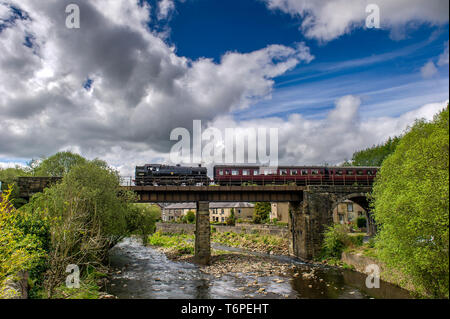 Summerseat in der Nähe von Bury, Lancashire. 2. Mai 2019. UK Wetter: Schöne, große Wolken und blauer Himmel über dem Dorf Summerseat in der Nähe von Bury, Lancashire. Die freiwillige Run East Lancashire Eisenbahn fährt regelmäßig in Steam Train Service über den Fluss Irwell Viadukt der Stadt von Rawtenstall. Bild von der Credit: Paul Heyes/Alamy leben Nachrichten Stockfoto