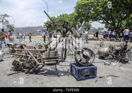 Caracas, Miranda, Venezuela. Mai, 2019. Ein Motorrad in einer Barrikade in Caracas Straße verbrannt, Zeichen der Proteste am 30. April. Tausende von Venezolanern gingen bis März gegen Maduro Regierung zum Tag der Arbeit in Caracas und anderen Städten in Venezuela Protest und (Credit Bild: © Jimmy VillaltaZUMA Draht) Stockfoto