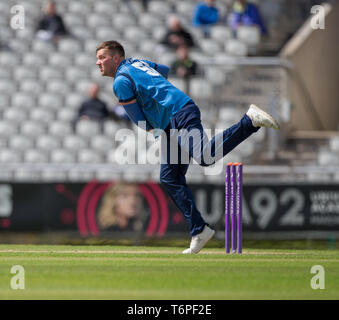 Emirate Old Trafford, Manchester, UK. Zum 2. Mai, 2019. Royal London einen Tag Cup Cricket, Lancashire versus Derbyshire Derbyshire; Mark Watt im Bowling gegen Lancashire Credit: Aktion plus Sport/Alamy leben Nachrichten Stockfoto