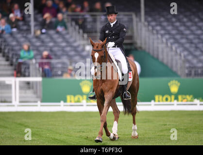 Badminton Immobilien, Badminton, Großbritannien. Zum 2. Mai, 2019. Mitsubishi Motors Badminton Horse Trials, Tag 2; Tim Preis (NZL) Reiten BANGO während der Dressur Test an Tag 2 des 2019 Badminton Horse Trials Credit: Aktion plus Sport/Alamy leben Nachrichten Stockfoto