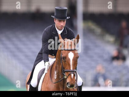 Badminton Immobilien, Badminton, Großbritannien. Zum 2. Mai, 2019. Mitsubishi Motors Badminton Horse Trials, Tag 2; Tim Preis (NZL) Reiten BANGO vervollständigt die Dressur Test an Tag 2 des 2019 Badminton Horse Trials Credit: Aktion plus Sport/Alamy leben Nachrichten Stockfoto