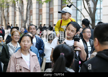 Harbin, Heilongjiang Provinz Chinas. Zum 2. Mai, 2019. Touristen sind auf der zentralen Straße von Harbin, der Hauptstadt der Provinz Heilongjiang im Nordosten Chinas, 2. Mai 2019 gesehen. Credit: Wang Jianwei/Xinhua/Alamy leben Nachrichten Stockfoto