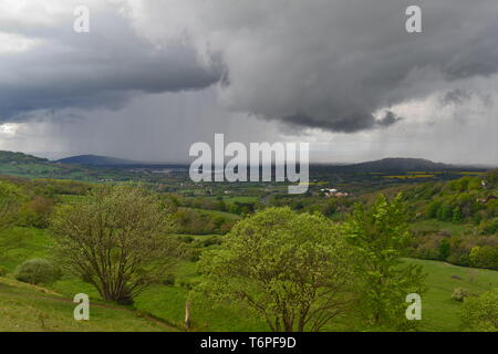 Birdlip, Cotswolds, Gloucestershire, UK, Mai. Feder Gewitter wolke und sintflutartige Regenfälle den Severn Valley Crossing in der South West Midlands in England. Stockfoto