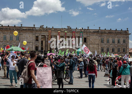 Mai 1, 2019 - Bogotá, Cundinamarca, Kolumbien - Menschen gesehen im Mai Tag versammelt. Am 1. Mai, tausende von Menschen auf den Straßen von Bogotá¡ gegen die Arbeit Situation im Land und gegen Verordnungen der Regierung von Enrique PeÃ±aloza zu protestieren, Major von Bogotà¡ und der Präsident von Kolumbien IvÃ¡n Duque. Zum ersten Mal seit mehreren Jahren, war es nicht notwendig der Einsatz des Mobile Anti-Riot Squad (ESMAD) Vandalismus und Aggressionen während der Tag der Arbeit zu kämpfen. Quelle: Eric CortéS/SOPA Images/ZUMA Draht/Alamy leben Nachrichten Stockfoto