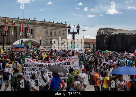 Mai 1, 2019 - Bogotá, Cundinamarca, Kolumbien - Menschen gesehen im Mai Tag versammelt. Am 1. Mai, tausende von Menschen auf den Straßen von Bogotá¡ gegen die Arbeit Situation im Land und gegen Verordnungen der Regierung von Enrique PeÃ±aloza zu protestieren, Major von Bogotà¡ und der Präsident von Kolumbien IvÃ¡n Duque. Zum ersten Mal seit mehreren Jahren, war es nicht notwendig der Einsatz des Mobile Anti-Riot Squad (ESMAD) Vandalismus und Aggressionen während der Tag der Arbeit zu kämpfen. Quelle: Eric CortéS/SOPA Images/ZUMA Draht/Alamy leben Nachrichten Stockfoto