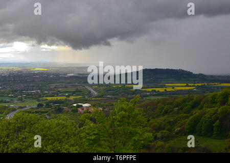 Birdlip, Cotswolds, Gloucestershire, UK, Mai. Feder Gewitter wolke und sintflutartige Regenfälle den Severn Valley Crossing in der South West Midlands in England. Stockfoto