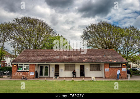 Hove, Großbritannien. 2. Mai 2019. Ungewöhnliche Wahllokale in der Stadt Brighton und Hove Rat Wahlen heute verwendet: das Cafe und der Pavillon im Park möchten Credit: Andrew Hasson/Alamy leben Nachrichten Stockfoto