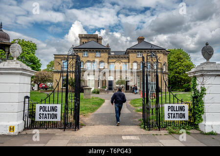 Hove, Großbritannien. 2. Mai 2019. Ungewöhnliche Wahllokale in der Stadt Brighton und Hove Rat Wahlen verwendet heute: Hove Museum Credit: Andrew Hasson/Alamy leben Nachrichten Stockfoto