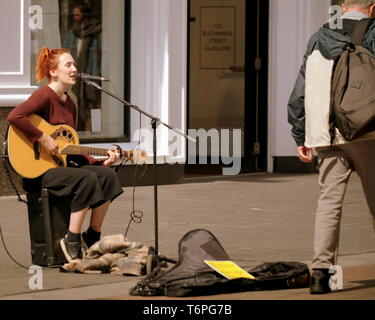 Glasgow, Schottland, UK, 2. Mai, 2019, UK Wetter. Sonnigen stil Meile als Buchanan Street im Zentrum der Stadt hatte ein Sommertag Wetter. Mädchen Musiker street Entertainer Credit Gerard Fähre / alamy Leben Nachrichten Stockfoto