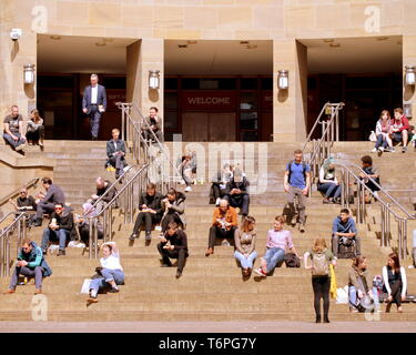 Glasgow, Schottland, UK, 2. Mai, 2019, UK Wetter. Sonnigen stil Meile als Buchanan Street im Zentrum der Stadt hatte ein Sommertag Wetter. Da die Menschen Mittagessen auf die Schritte der Glasgow Royal Concert Hall. Kredit Gerard Fähre / alamy Leben Nachrichten Stockfoto