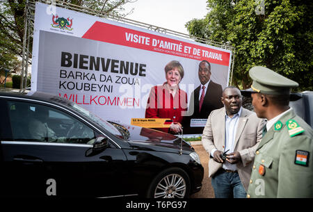 Niamey, Niger. 02 Mai, 2019. Ein Plakat am Flughafen zeigt Bundeskanzlerin Merkel (CDU) und der nigerianische Präsident Issoufou. Niger ist die letzte Station auf der Kanzler die dreitägige Reise nach Westafrika. Quelle: Michael Kappeler/dpa/Alamy leben Nachrichten Stockfoto