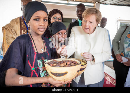 Niamey, Niger. 02 Mai, 2019. Bundeskanzlerin Angela Merkel (CDU, r) ist cola Muttern und Termine am Flughafen übergeben. Niger ist die letzte Station auf der Kanzler die dreitägige Reise nach Westafrika. Quelle: Michael Kappeler/dpa/Alamy leben Nachrichten Stockfoto