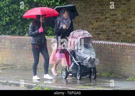 London, Großbritannien. Zum 2. Mai, 2019. Frauenhäuser vom Regen unter Sonnenschirmen an einem regnerischen Nachmittag in London. Credit: Dinendra Haria/Alamy leben Nachrichten Stockfoto