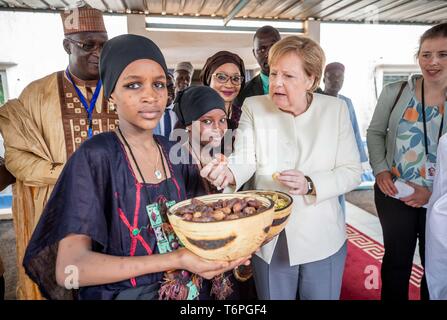 Niamey, Niger. 02 Mai, 2019. Bundeskanzlerin Angela Merkel (CDU, r) ist cola Muttern und Termine am Flughafen übergeben. Niger ist die letzte Station auf der Kanzler die dreitägige Reise nach Westafrika. Quelle: Michael Kappeler/dpa/Alamy leben Nachrichten Stockfoto