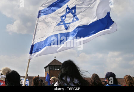 Oswiecim, Polen. Zum 2. Mai, 2019. Teilnehmer der März mit der Flagge von Israel gesehen. Die jährlichen März ist Teil des pädagogischen Programms. Jüdische Studenten aus aller Welt nach Polen kommen und studieren Sie die Überreste des Holocaust. Teilnehmer März in Stille, drei Kilometer von Auschwitz I, Auschwitz II Birkenau, dem größten NS-Komplexes von Konzentrationslagern während des Zweiten Weltkrieges II. erbaut. Credit: Damian Klamka/ZUMA Draht/Alamy leben Nachrichten Stockfoto