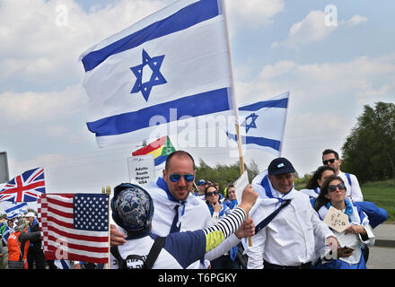 Oswiecim, Polen. Zum 2. Mai, 2019. Teilnehmer der März mit der Flagge von Israel gesehen. Die jährlichen März ist Teil des pädagogischen Programms. Jüdische Studenten aus aller Welt nach Polen kommen und studieren Sie die Überreste des Holocaust. Teilnehmer März in Stille, drei Kilometer von Auschwitz I, Auschwitz II Birkenau, dem größten NS-Komplexes von Konzentrationslagern während des Zweiten Weltkrieges II. erbaut. Credit: Damian Klamka/ZUMA Draht/Alamy leben Nachrichten Stockfoto