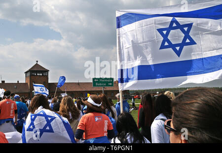 Oswiecim, Polen. Zum 2. Mai, 2019. Teilnehmer der März mit der Flagge von Israel gesehen. Die jährlichen März ist Teil des pädagogischen Programms. Jüdische Studenten aus aller Welt nach Polen kommen und studieren Sie die Überreste des Holocaust. Teilnehmer März in Stille, drei Kilometer von Auschwitz I, Auschwitz II Birkenau, dem größten NS-Komplexes von Konzentrationslagern während des Zweiten Weltkrieges II. erbaut. Credit: Damian Klamka/ZUMA Draht/Alamy leben Nachrichten Stockfoto