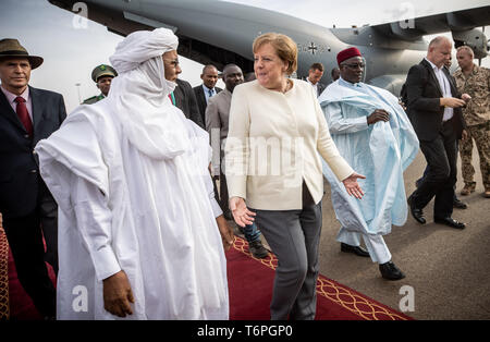 Niamey, Niger. 02 Mai, 2019. Bundeskanzlerin Angela Merkel (CDU) ist am Flughafen von nigerianischen Premierminister Brigi Rafini begrüßt. Niger ist die letzte Station auf der Kanzler die dreitägige Reise nach Westafrika. Quelle: Michael Kappeler/dpa/Alamy leben Nachrichten Stockfoto