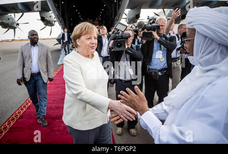 Niamey, Niger. 02 Mai, 2019. Bundeskanzlerin Angela Merkel (CDU) ist am Flughafen von nigerianischen Premierminister Brigi Rafini begrüßt. Niger ist die letzte Station auf der Kanzler die dreitägige Reise nach Westafrika. Quelle: Michael Kappeler/dpa/Alamy leben Nachrichten Stockfoto