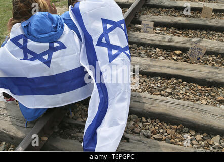 Oswiecim, Polen. Zum 2. Mai, 2019. Teilnehmer der März mit der Flagge von Israel gesehen. Die jährlichen März ist Teil des pädagogischen Programms. Jüdische Studenten aus aller Welt nach Polen kommen und studieren Sie die Überreste des Holocaust. Teilnehmer März in Stille, drei Kilometer von Auschwitz I, Auschwitz II Birkenau, dem größten NS-Komplexes von Konzentrationslagern während des Zweiten Weltkrieges II. erbaut. Credit: Damian Klamka/ZUMA Draht/Alamy leben Nachrichten Stockfoto