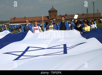 Oswiecim, Polen. Zum 2. Mai, 2019. Die Teilnehmer an der Marsch der Lebenden in der ehemaligen Nazideutschen Konzentrations- und Vernichtungslager Auschwitz II Birkenau in Oswiecim. Die jährlichen März ist Teil des pädagogischen Programms. Jüdische Studenten aus aller Welt nach Polen kommen und studieren Sie die Überreste des Holocaust. Teilnehmer März in Stille, drei Kilometer von Auschwitz I, Auschwitz II Birkenau, dem größten NS-Komplexes von Konzentrationslagern während des Zweiten Weltkrieges II. erbaut. Credit: Damian Klamka/ZUMA Draht/Alamy leben Nachrichten Stockfoto