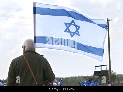 Oswiecim, Polen. Zum 2. Mai, 2019. Teilnehmer der März mit der Flagge von Israel gesehen. Die jährlichen März ist Teil des pädagogischen Programms. Jüdische Studenten aus aller Welt nach Polen kommen und studieren Sie die Überreste des Holocaust. Teilnehmer März in Stille, drei Kilometer von Auschwitz I, Auschwitz II Birkenau, dem größten NS-Komplexes von Konzentrationslagern während des Zweiten Weltkrieges II. erbaut. Credit: Damian Klamka/ZUMA Draht/Alamy leben Nachrichten Stockfoto