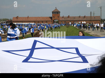 Oswiecim, Polen. Zum 2. Mai, 2019. Teilnehmer der März mit der Flagge von Israel gesehen. Die jährlichen März ist Teil des pädagogischen Programms. Jüdische Studenten aus aller Welt nach Polen kommen und studieren Sie die Überreste des Holocaust. Teilnehmer März in Stille, drei Kilometer von Auschwitz I, Auschwitz II Birkenau, dem größten NS-Komplexes von Konzentrationslagern während des Zweiten Weltkrieges II. erbaut. Credit: Damian Klamka/ZUMA Draht/Alamy leben Nachrichten Stockfoto