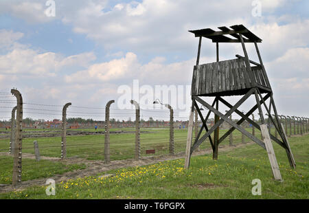 Oswiecim, Polen. Zum 2. Mai, 2019. Die ehemaligen Nazideutschen Auschwitz II Birkeanu Konzentrations- und Vernichtungslager in Oswiecim. Die jährlichen März ist Teil des pädagogischen Programms. Jüdische Studenten aus aller Welt nach Polen kommen und studieren Sie die Überreste des Holocaust. Teilnehmer März in Stille, drei Kilometer von Auschwitz I, Auschwitz II Birkenau, dem größten NS-Komplexes von Konzentrationslagern während des Zweiten Weltkrieges II. erbaut. Credit: Damian Klamka/ZUMA Draht/Alamy leben Nachrichten Stockfoto