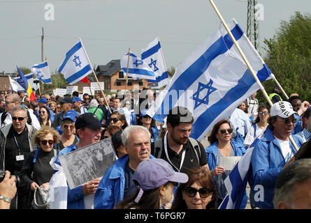 Oswiecim, Polen. Zum 2. Mai, 2019. Teilnehmer der März mit der Flagge von Israel gesehen. Die jährlichen März ist Teil des pädagogischen Programms. Jüdische Studenten aus aller Welt nach Polen kommen und studieren Sie die Überreste des Holocaust. Teilnehmer März in Stille, drei Kilometer von Auschwitz I, Auschwitz II Birkenau, dem größten NS-Komplexes von Konzentrationslagern während des Zweiten Weltkrieges II. erbaut. Credit: Damian Klamka/ZUMA Draht/Alamy leben Nachrichten Stockfoto