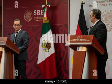 Mexiko Stadt, Mexiko. 02 Mai, 2019. Heiko Maas (SPD, l), Außenminister der Bundesrepublik Deutschland, gibt eine Pressekonferenz mit Marcelo Ebrard, Außenminister Mexikos, im Außenministerium in der mexikanischen Hauptstadt. Die Maas Reise nach Lateinamerika ist der Auftakt zu einer politischen und wirtschaftlichen offensive Beziehungen zu dem Kontinent wieder zu stärken. Credit: Fabian Sommer/dpa/Alamy leben Nachrichten Stockfoto