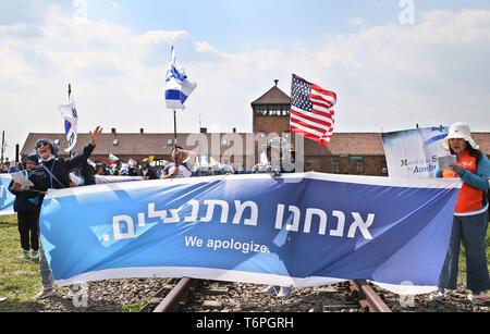 Oswiecim, Polen. Zum 2. Mai, 2019. Teilnehmer der März mit der Flagge von Israel gesehen. Die jährlichen März ist Teil des pädagogischen Programms. Jüdische Studenten aus aller Welt nach Polen kommen und studieren Sie die Überreste des Holocaust. Teilnehmer März in Stille, drei Kilometer von Auschwitz I, Auschwitz II Birkenau, dem größten NS-Komplexes von Konzentrationslagern während des Zweiten Weltkrieges II. erbaut. Credit: Damian Klamka/ZUMA Draht/Alamy leben Nachrichten Stockfoto