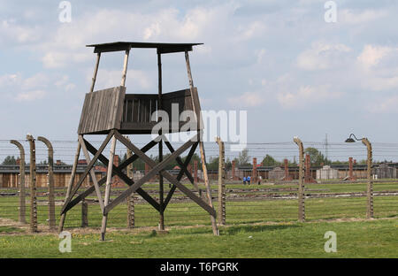 Oswiecim, Polen. Zum 2. Mai, 2019. Die ehemaligen Nazideutschen Auschwitz II Birkeanu Konzentrations- und Vernichtungslager in Oswiecim. Die jährlichen März ist Teil des pädagogischen Programms. Jüdische Studenten aus aller Welt nach Polen kommen und studieren Sie die Überreste des Holocaust. Teilnehmer März in Stille, drei Kilometer von Auschwitz I, Auschwitz II Birkenau, dem größten NS-Komplexes von Konzentrationslagern während des Zweiten Weltkrieges II. erbaut. Credit: Damian Klamka/ZUMA Draht/Alamy leben Nachrichten Stockfoto