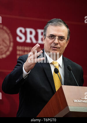 Mexiko Stadt, Mexiko. 02 Mai, 2019. Marcelo Ebrard, Außenminister Mexikos, gibt eine Pressekonferenz im Außenministerium in der mexikanischen Hauptstadt. Die Maas Reise nach Lateinamerika ist der Auftakt zu einer politischen und wirtschaftlichen offensive Beziehungen zu dem Kontinent wieder zu stärken. Credit: Fabian Sommer/dpa/Alamy leben Nachrichten Stockfoto