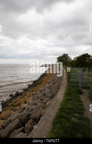 Goldcliff, Newport, Großbritannien. Zum 2. Mai, 2019. Leute Spaziergang am Meer entlang der Wand trotz einem windigen, Grauen und tristen Tag im Goldcliff, Newport, Wales. Das Meer an der Wand mit Blick auf den Fluss Severn mit herrlichem Blick über das Wasser. Credit: Keith Larby/Alamy leben Nachrichten Stockfoto