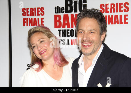 Pasadena, USA. 01 Mai, 2019. John Ross Bowie (r) und Frau Jamie denbo an der Reihe finale Party für CBS ''The Big Bang Theory" im Langham Huntington in Pasadena, CA, 1. Mai 2019 statt. Foto: Richard Chavez/PictureLux Credit: PictureLux/Hollywood Archiv/Alamy leben Nachrichten Stockfoto