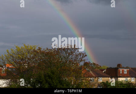 London, Großbritannien. 2. Mai 2019. Double Rainbow Formulare über Suburban Häuser gegen den grauen Himmel nach starkem Regen am Nachmittag Duschen in South West London. Credit: Malcolm Park/Alamy Leben Nachrichten. Stockfoto