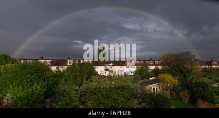 London, Großbritannien. 2. Mai 2019. Double Rainbow Formulare über Suburban Häuser gegen den grauen Himmel nach starkem Regen am Nachmittag Duschen in South West London. Credit: Malcolm Park/Alamy Leben Nachrichten. Stockfoto